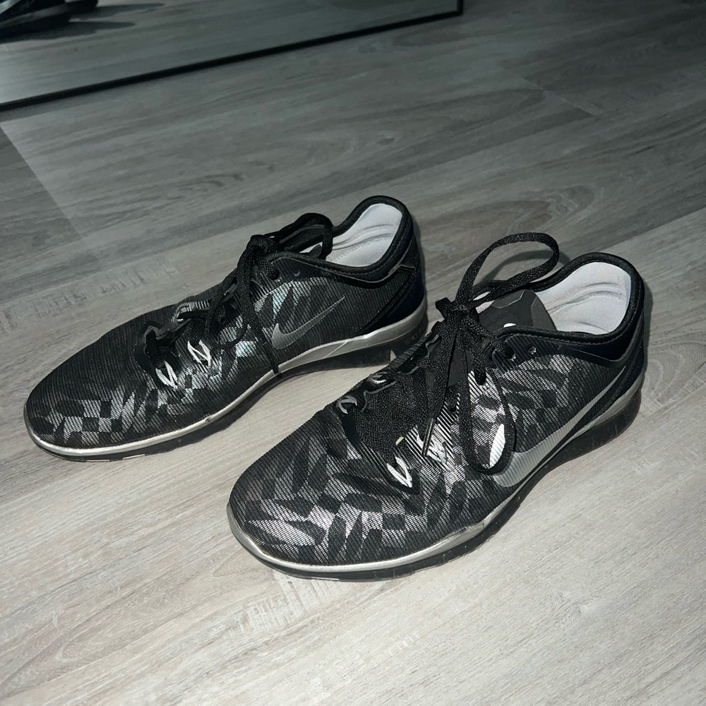 Nike Black and Gray Athletic Shoes Sleek Design